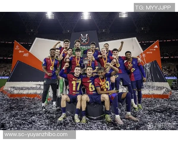 巴萨球迷力挺阿劳霍:在对阵马竞的比赛中打出横幅传递支持